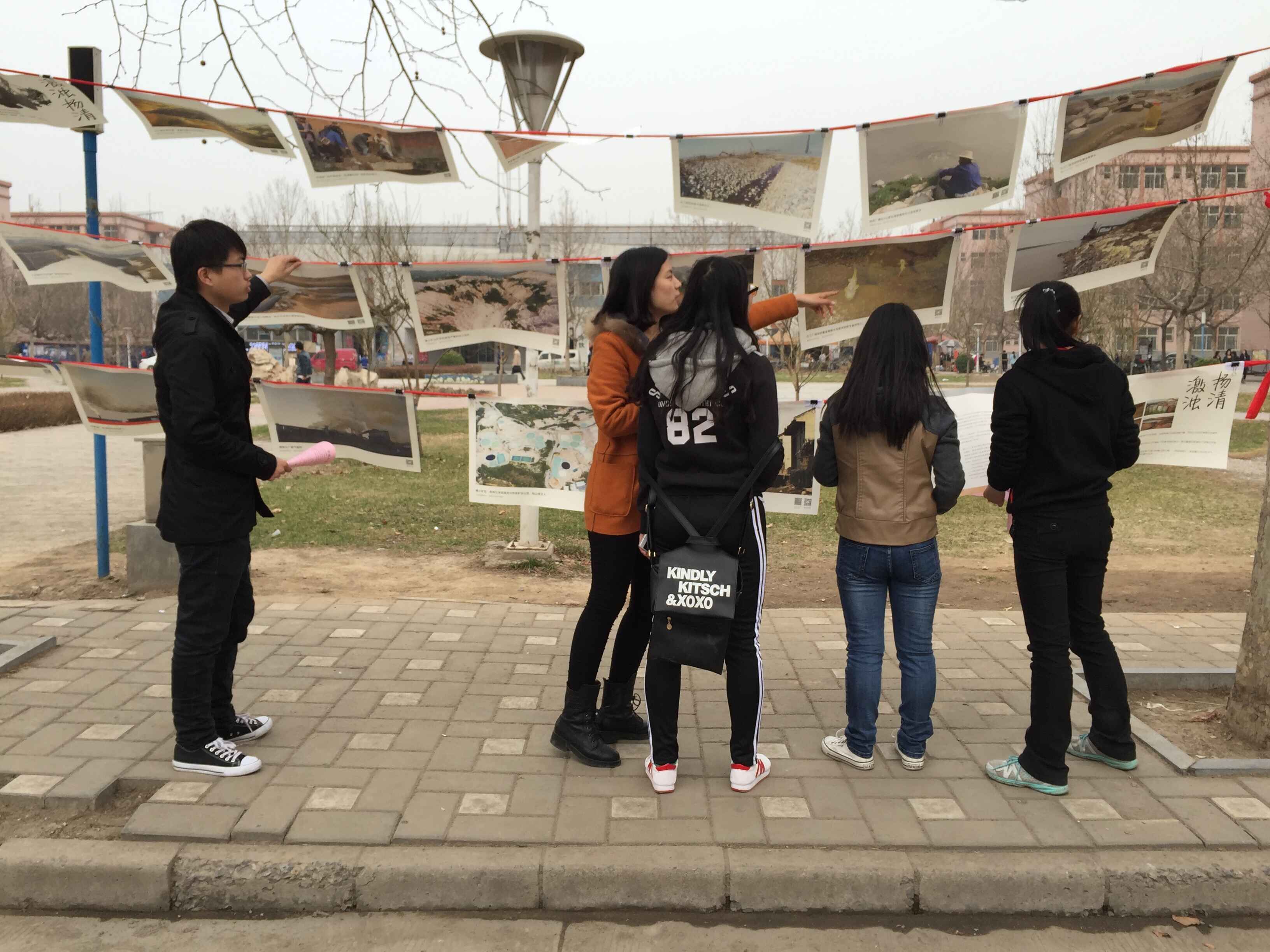 76net必赢官网研究生会成员为同学们讲解图片展.jpg 76net必赢官网研究生会成员为同学们讲解图片展.jpg